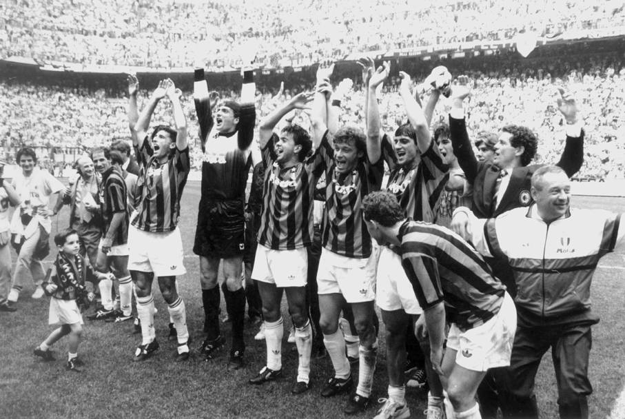 Scudetto a San Siro (stagione 1993/94). I giocatori festeggiano con i figli in mezzo al campo il terzo scudetto consecutivo, il 14esimo per il club (Dfp).